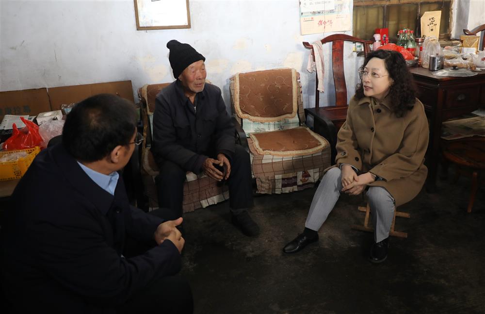 產發集團黨委書記、董事長黃蓓帶隊到鋼城區走訪慰問駐村第一書記