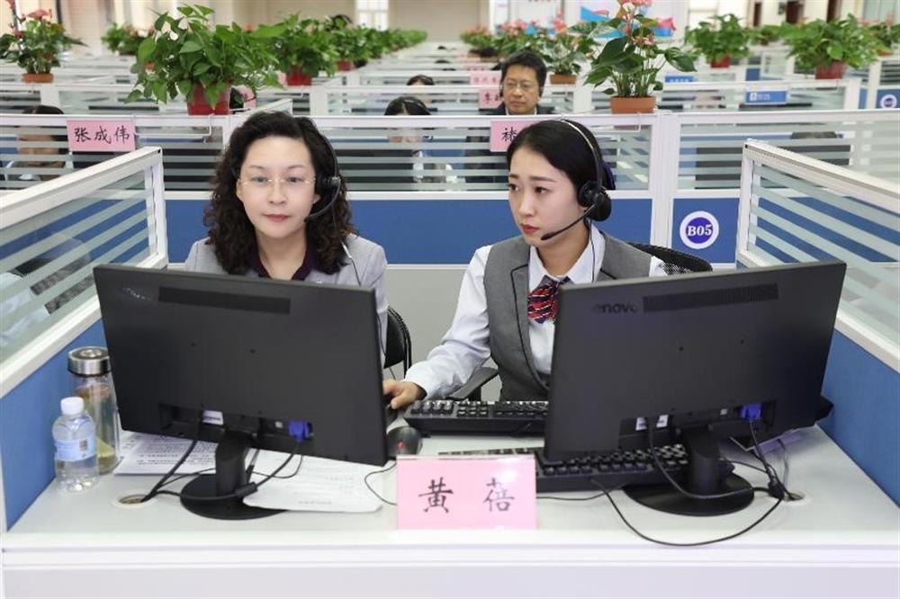 濟南產發集團黨委書記、董事長黃蓓帶隊到12345市民服務熱線接聽市民來電